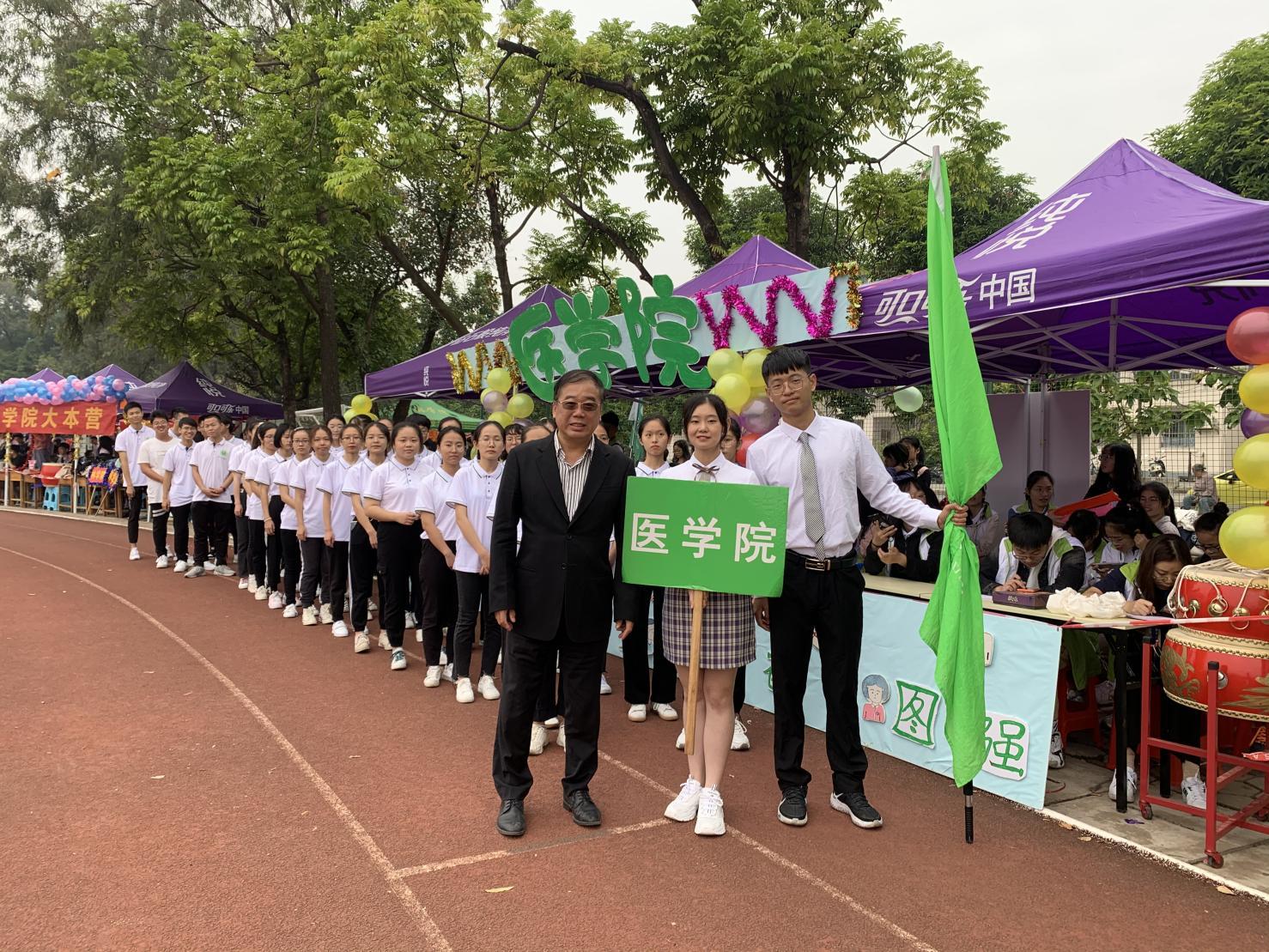 太阳成集团第50届老员工运动会太阳成集团tyc122cc齐经理与员工合照